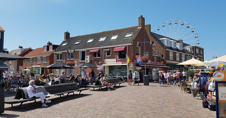 Foto van een bruisend Pompplein in het centrum van Egmond aan Zee.